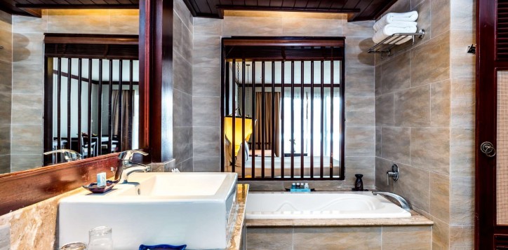 deluxe-beachside-room-bathroom-2