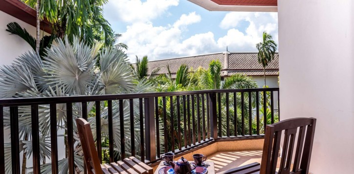 superior-family-hillside-balcony-2