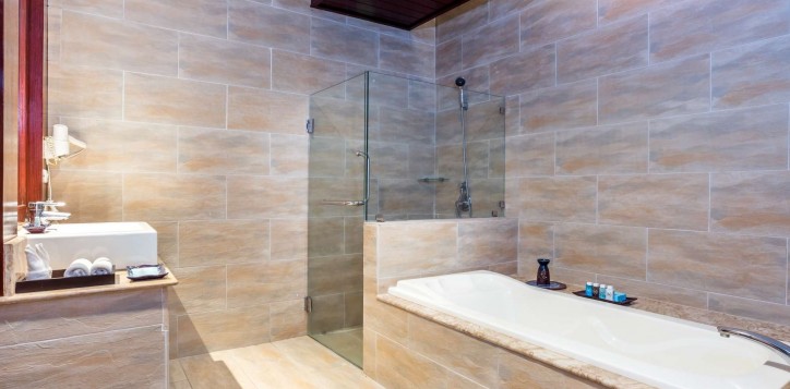 two-bedroon-suite-bathroom-2