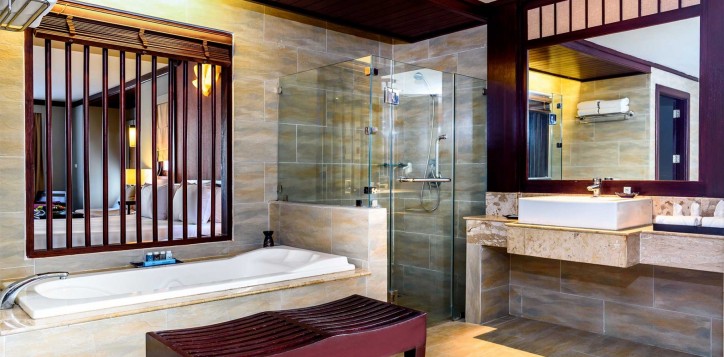 deluxe-family-room-beachside-bathroom