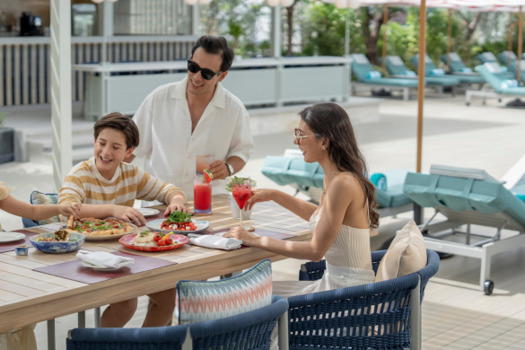 la-terrasse-poolside-dining-bar
