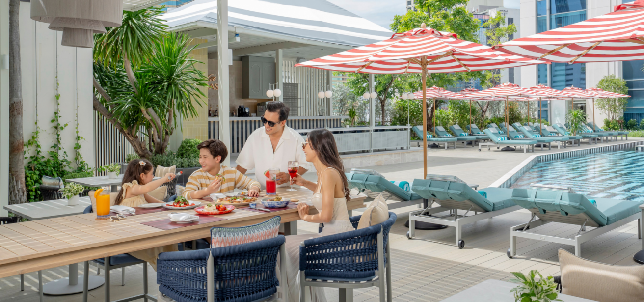 la-terrasse-poolside-dining-bar