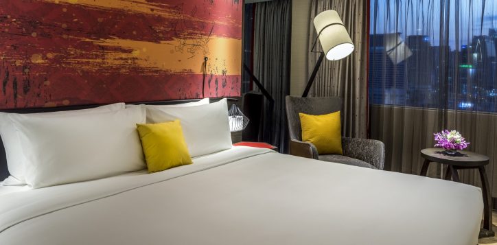mercure-bangkok-sukhumvit-11-deluxe-room-comfortable-bed