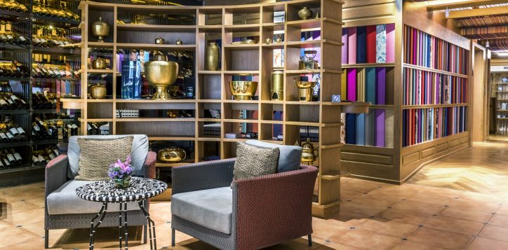 mercure-bangkok-sukhumvit-11-lobby-decoration