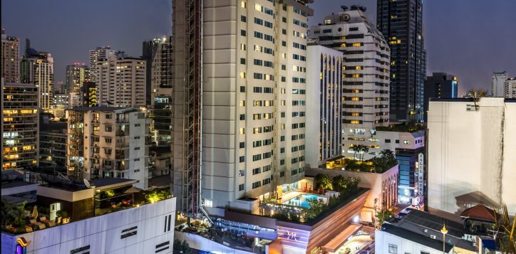 mercure-bangkok-sukhumvit-11-hotel-facade-night