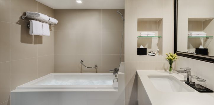 deluxe-room-with-bathtub