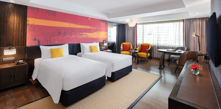 deluxe-with-bathtub-twin-beds