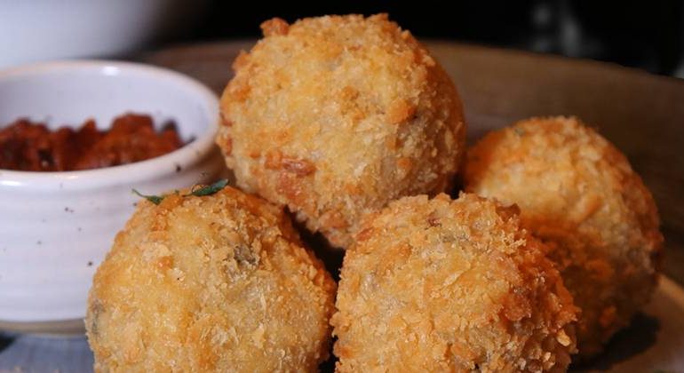 mushroom-arancini-with-tomato-relish