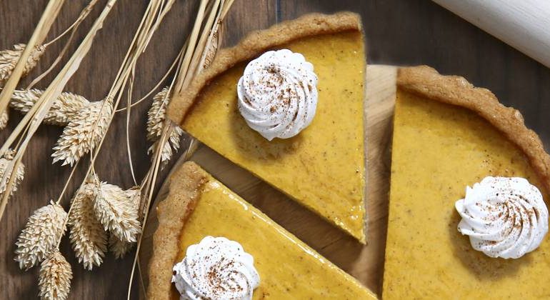 pumpkin-pie-with-ice-cream