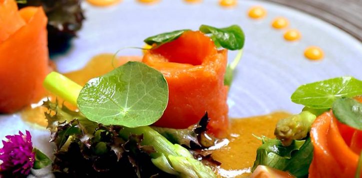smoked-salmon-salad-with-tomato-carrot-dressing