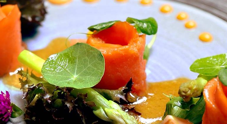 smoked-salmon-salad-with-tomato-carrot-dressing