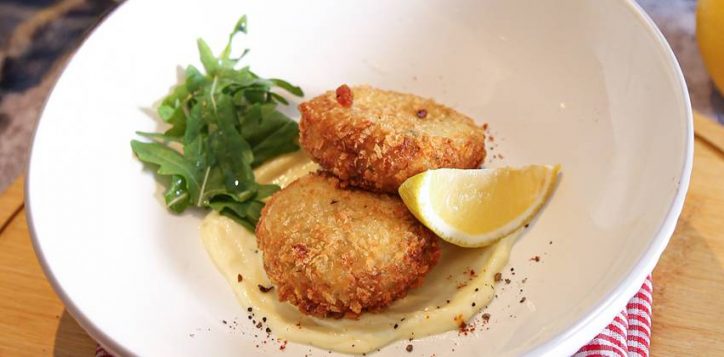 crab-cakes-with-lemon-aioli