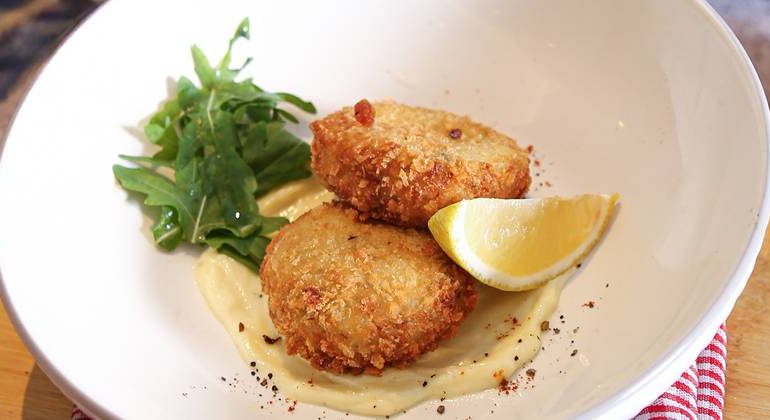 crab-cakes-with-lemon-aioli