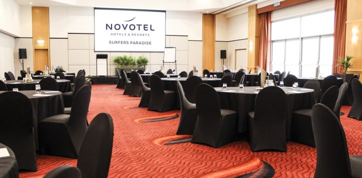 trr-novotelsp-sunsethorizoncabaret-hero-side