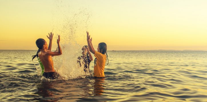 kids-splashing-beach