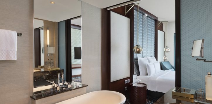 1423-kingroom-bathroom-low-res