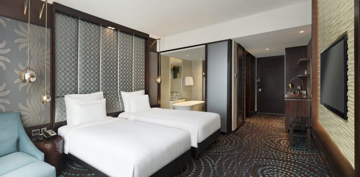 1457-twin-room-looking-in