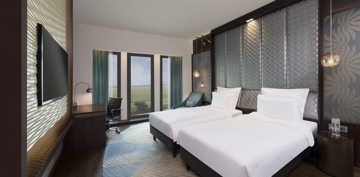 1640-twin-room-runway-view-2