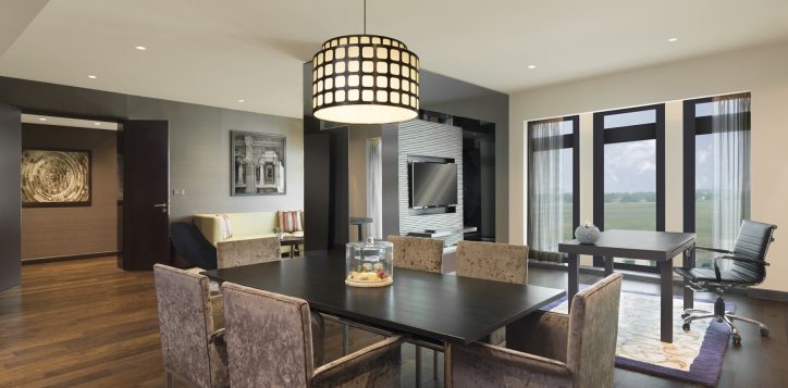presidential-suite-livingroom-opt2-2