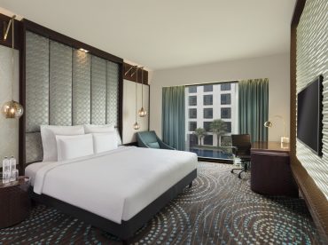 deluxe-king-room-pool-view-bathtub