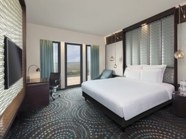 deluxe-king-room-airport-view-bathtub