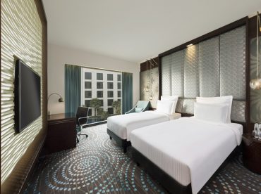 superior-twin-room-pool-view-bathtub