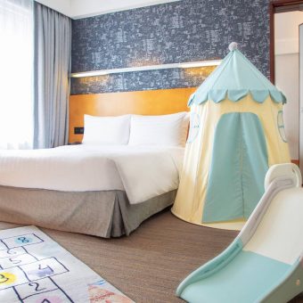 happy-kids-connecting-room