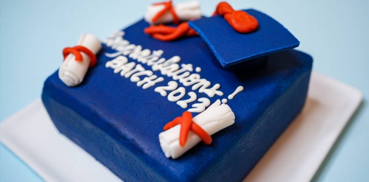 graduation-cake-cupcake