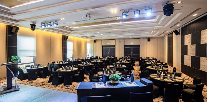 03-grand-m-round-table-black