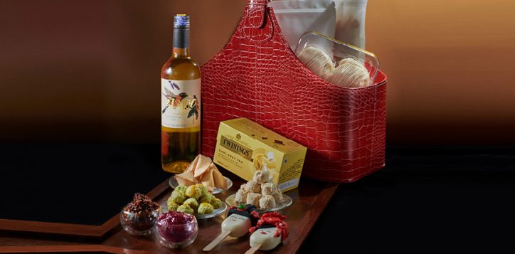 07-crimson-fortune-basket-white-wine-1200x429px