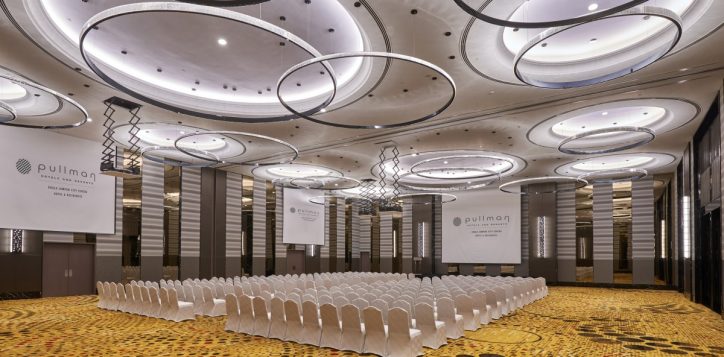 08-pklcc-grand-ballroom-theatre-triangle-with-screen-projector