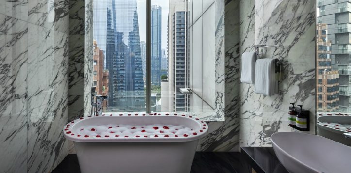 03-pklcc-wedding-bridal-suite-bathtub-with-flower-petals