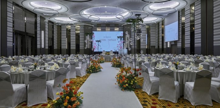 06-pklcc-wedding-grand-ballroom-aisle-wedding-pedestal
