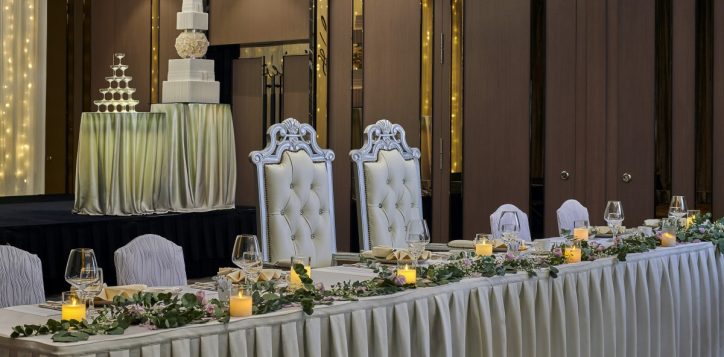 02-pklcc-wedding-pullman-ballroom-vip-table-dummy-cake