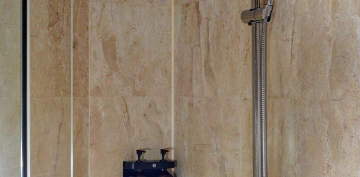04-pklcc-prestige-room-shower-gel-shampoo-in-dispenser-sustainable-rain-shower