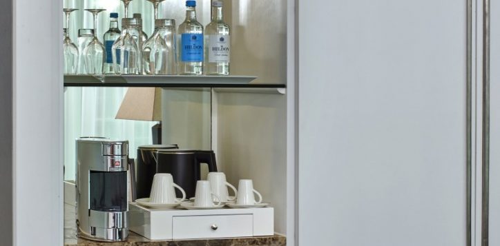 05-pklcc-prestige-room-minibar-setup-and-coffee-machine