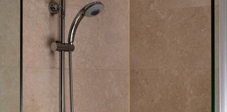 06-pklcc-executive-suite-shower-gel-shampoo-in-dispenser-sustainable-rain-shower