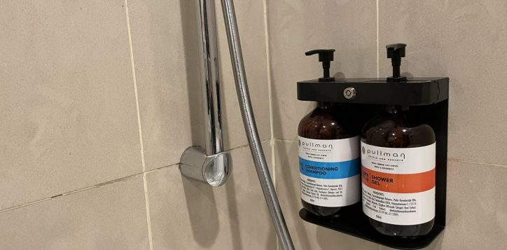 05-pklcc-1-bedroom-deluxe-apartment-shower-gel-shampoo-in-dispenser-sustainable