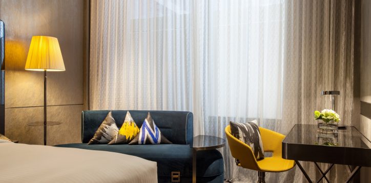 novotel-singapore-stevens-hotel-rooms-and-suites-novetel-deluxe-room-gallery-01-2