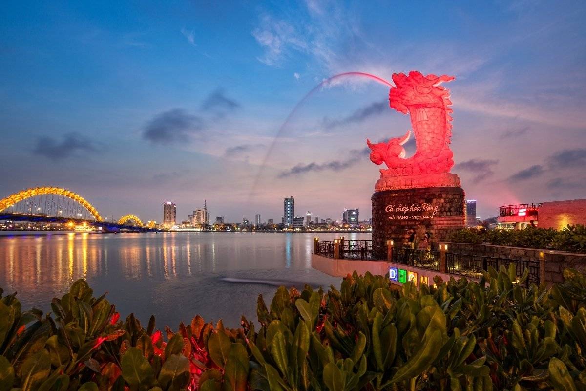 Private moments by the Han River on March 8 with the Dragon Carp Statue