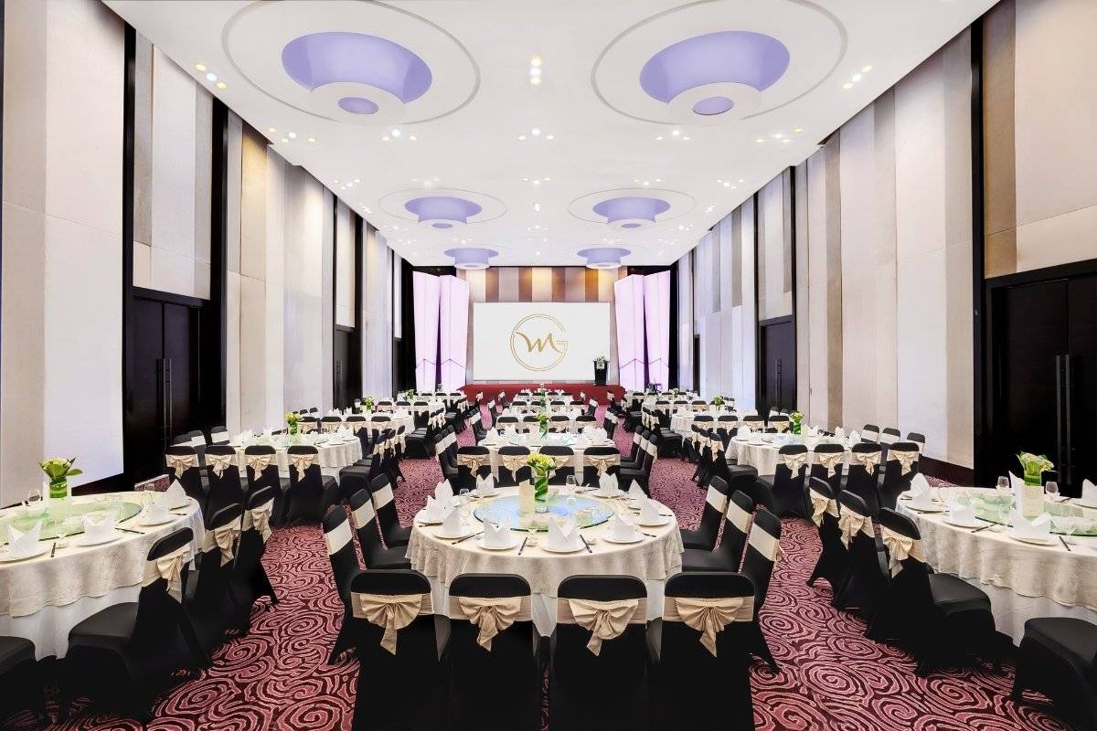 Grand Ballroom wedding banquet style at Grand Mercure Da Nang (1)
