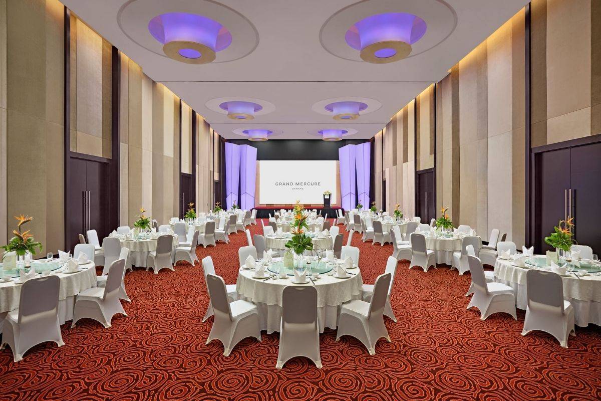 Grand Ballroom wedding banquet style at Grand Mercure Da Nang