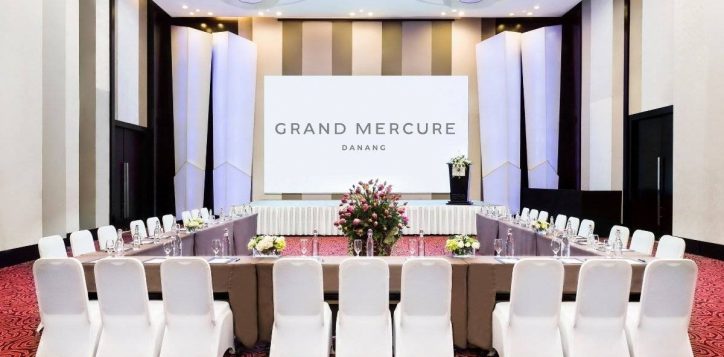 so%cc%9bn-tra-ballroom-sa%cc%86p-xe%cc%82p-hinh-u-shape-ta%cc%a3i-grand-mercure-da-na%cc%86%cc%83ng