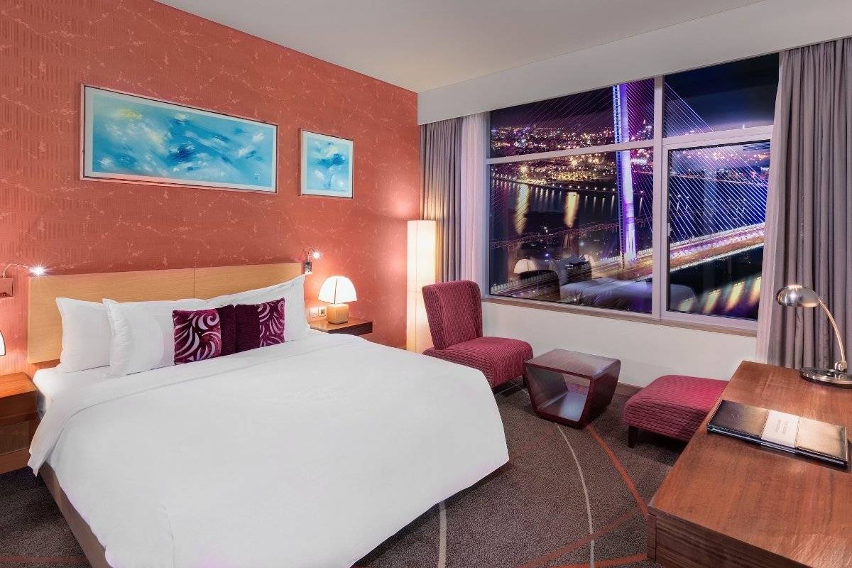Phòng Superior Double River View vào ban đêm tại Grand Mercure Đà Nẵng