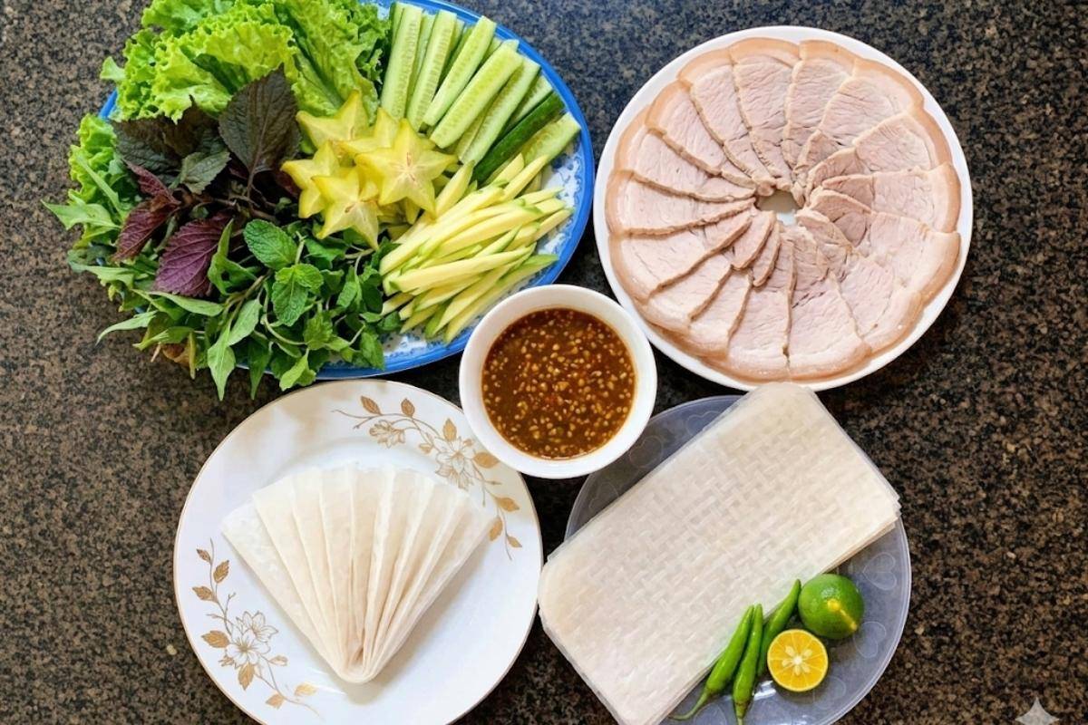 Ăn bánh tráng cuốn thịt heo tại quán Mậu