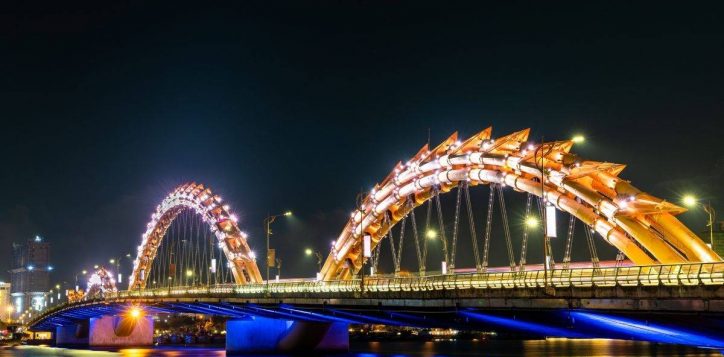 night-view-of-the-dragon-bridge-glowing-over-the-water
