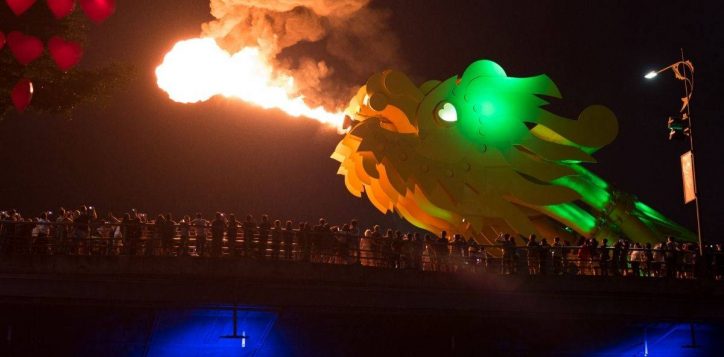 night-scene-of-the-dragon-bridge-breathing-bright-fire