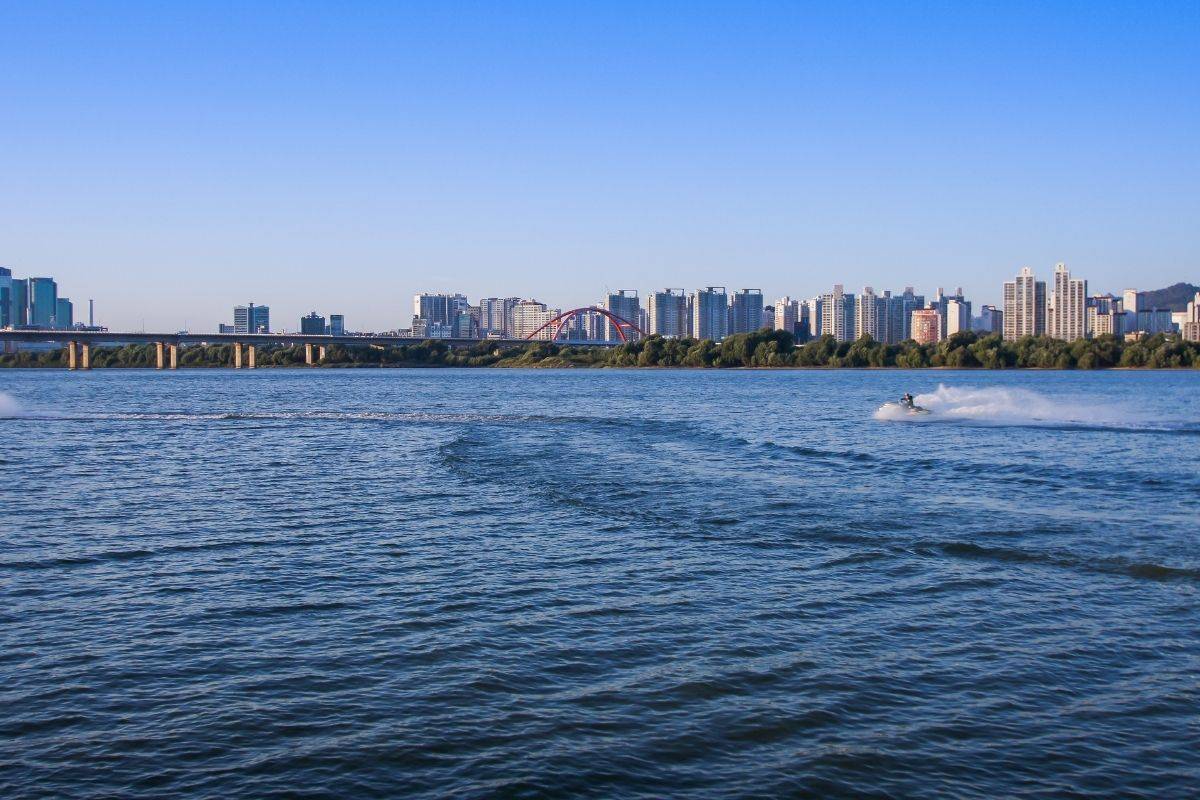 Calm water scene perfect for a cruise on Han River