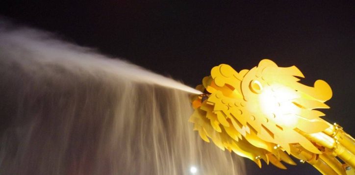 night-view-of-dragon-bridge-water-show-with-bright-spray