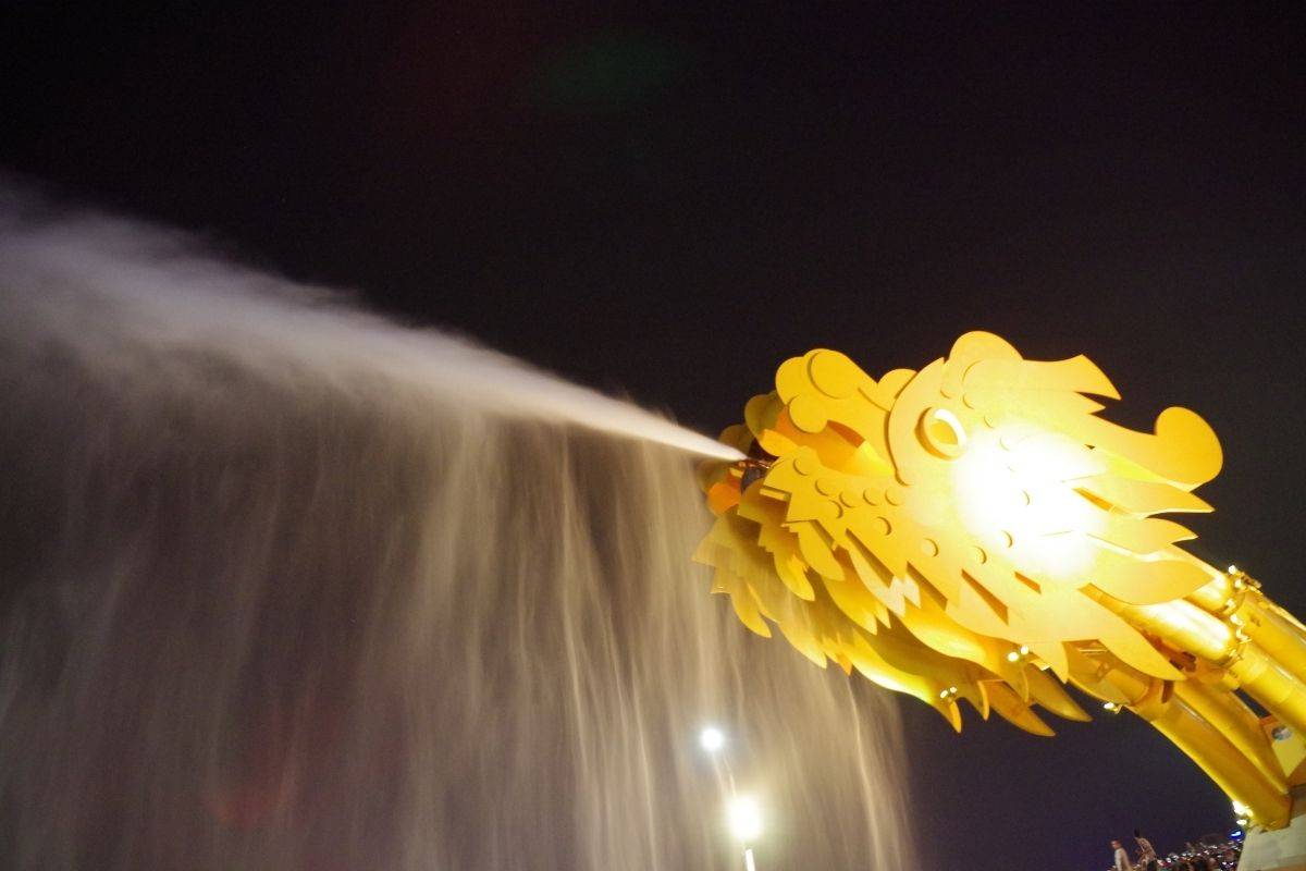 Night view of Dragon Bridge water show with bright spray